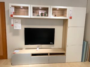 レビュー】壁に穴を開けないで配線を隠せる壁掛けテレビ！？IKEA